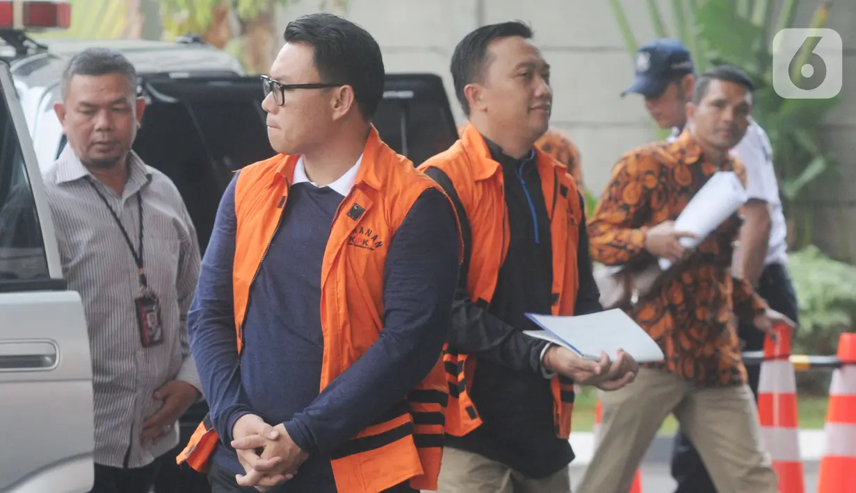 Direktur Utama (Dirut) Perum Perikanan Indonesia, Ristanto Suanda (kiri) dan Mantan Menteri Pemuda dan Olahraga (Menpora), Imam Nahrawi (kanan) tiba akan menjalani pemeriksaan oleh penyidik di Gedung KPK, Jakarta, Rabu (27/11/2019). (merdeka.com/Dwi Narwoko)