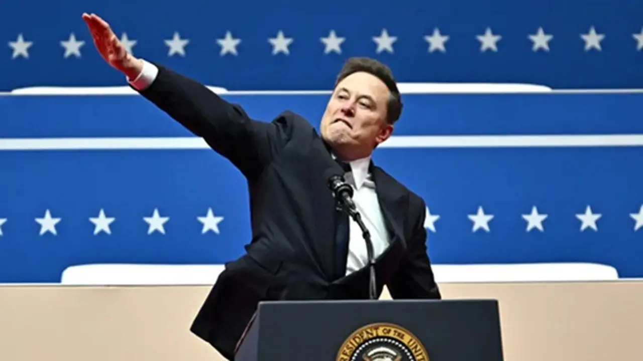 CEO Tesla dan SpaceX, Elon Musk, membuat gestur yang dibandingkan dengan hormat ala Nazi saat berpidato selama parade pelantikan Donald Trump di Capitol One Arena, di Washington DC, Amerika Serikat (AS), Senin (20/1/2025).