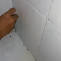 Tanpa Sitrun, Begini Cara Hilangkan Kerak pada Ubin Kamar Mandi yang Enggak Bikin Tangan Pegal (YouTube/Marianti Sukses)