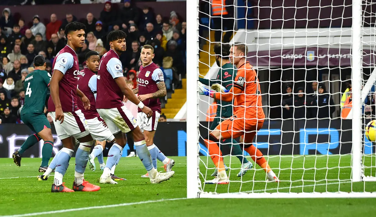 Penjaga gawang Aston Villa Robin Olsen (kanan) gagal menyelamatkan gawang dari pemain Liverpool Virgil van Dijk (kiri) pada pertandingan sepak bola Liga Inggris di Villa Park, Birmingham, Inggris, 26 Desember 2022. Liverpool mengalahkan Aston Villa dengan skor 3-1. (AP Photo/Rui Vieira)