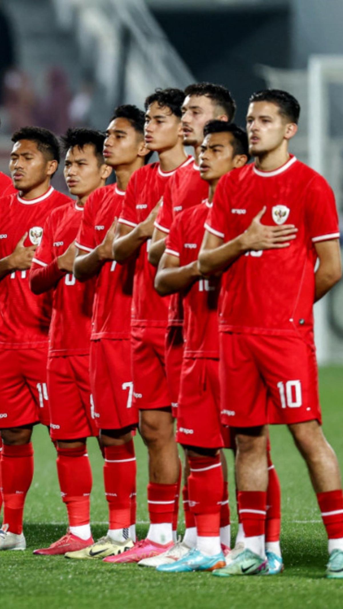 Rafael Struick bersama tim nasional Indonesia saat bersiap sebelum bertanding melawan Yordania di Abdullah Bin Khalifa Stadium, Doha. Foto: KARIM JAAFAR / AFP