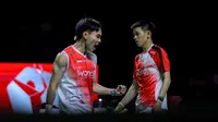 Pebulu tangkis ganda putra Indonesia, Raymond Indra/Nikolaus Joaquin melakukan selebrasi setelah mencetak poin atas rekan senegaranya, Sabar Karyaman Gutama/Moh Reza Pahlevi dalam laga semifinal Indonesia Open 2026 di Istora Senayan, Jakarta, Sabtu (06/06/2026). (Bola.com/Bagaskara Lazuardi)