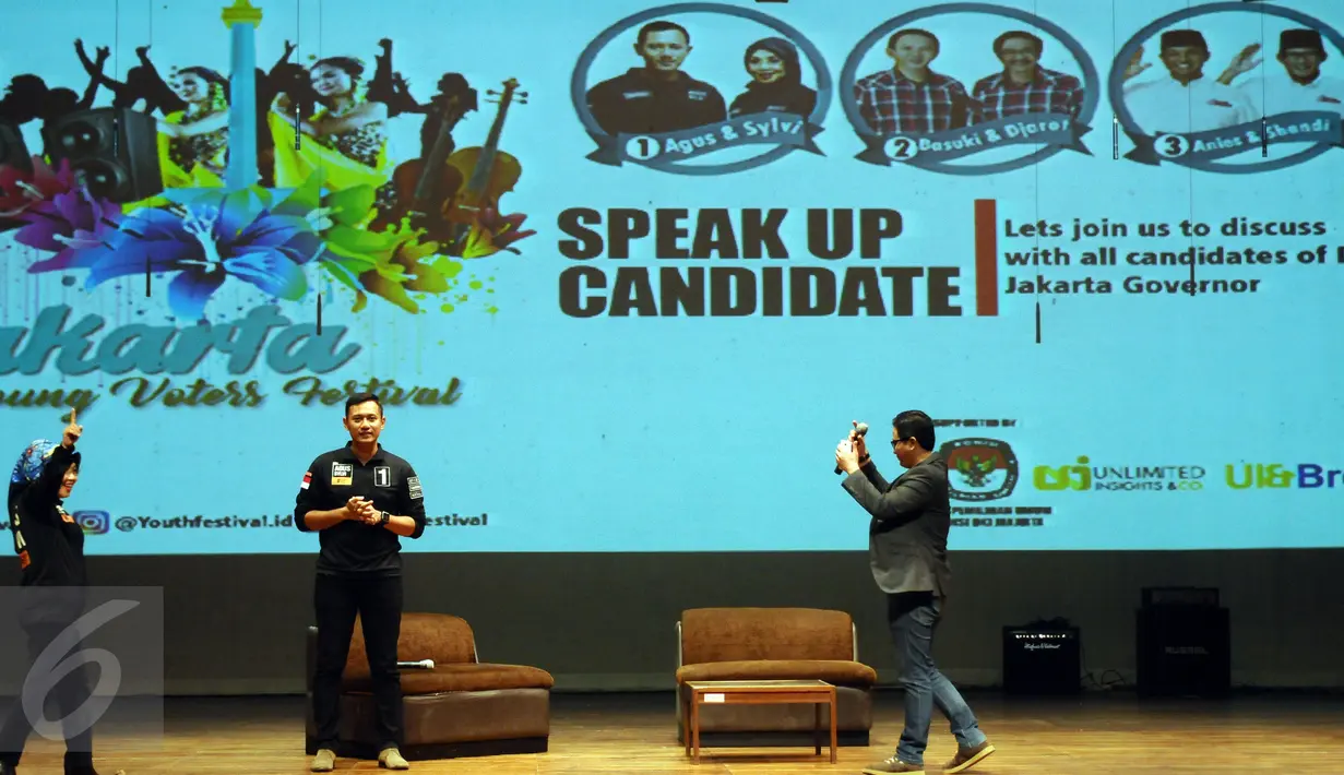 Cagub DKI Jakarta, Agus Harimurti Yudhoyono (AHY-tengah) dan Sylviana Murni saat menghadiri Young Voters Festival di TIM, Jakarta, Selasa (31/1). Jelang Pilkada, KPUD DKI Jakarta menyelenggarakan Young Voters Festival. (Liputan6.com/Helmi Fithriansyah)