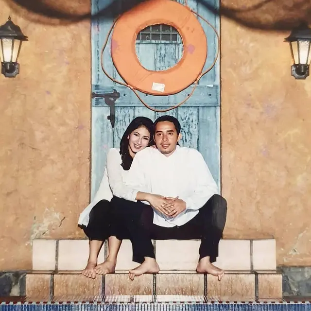 20 Tahun Berumah Tangga, Ini 6 Potret Lawas Novita Angie Bersama Suami