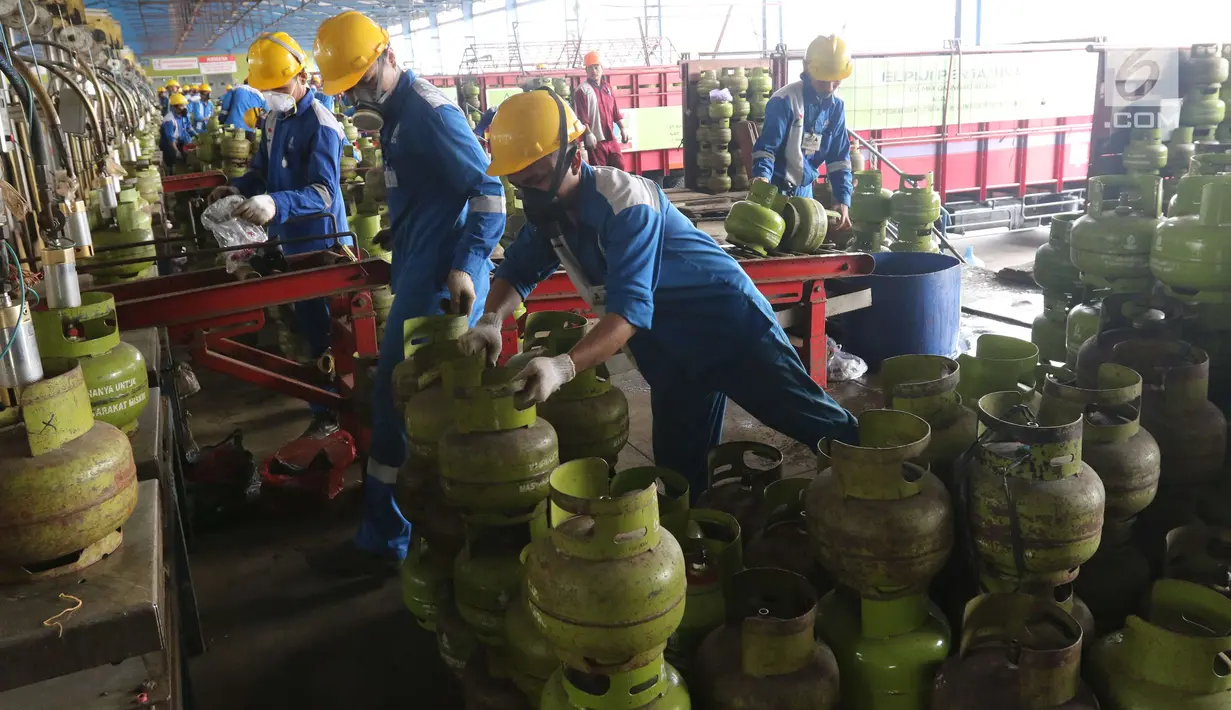 Suasana proses pengisian LPG ke tabung Elpiji 3 kg di Depot LPG Tanjung Priok, Jakarta, Senin (21/5). Produk Elpiji di wilayah MOR III meliputi yang provinsi DKI Jakarta, Jawa Barat dan Banten mengalami kenaikan permintaan. (Liputan6.com/Angga Yuniar)