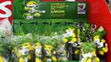 Berburu pernak-pernik sepakbola Piala Dunia 2010 masih menjadi tradisi sebagian warga. Mau dapat dengan harga murah, bisa coba datang ke kawasan Mangga Dua, Jakut. 