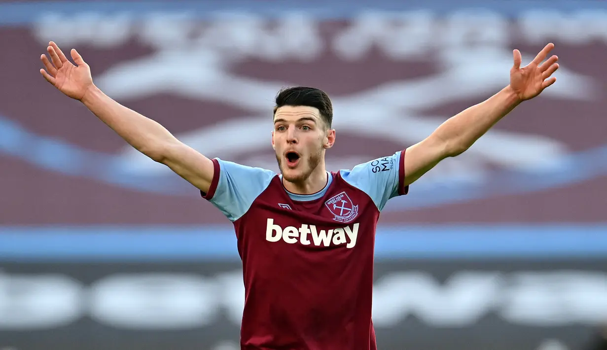 Declan Rice menjadi salah satu kunci gemilangnya West Ham United pada musim ini. Ia tercatat mampu menorehkan rata-rata 3 tekel dan 2 intersep di setiap pertandingannya. Rice juga mampu mencakup jarak bermain sebesar 324,6 km pada musim lalu. (AFP/Pool/Justin Setterfield)