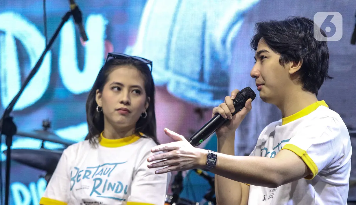 Tak sekadar menyapa penggemarnya, Adhisty Zara dan Ari Irham juga menjawab berbagai pertanyaan soal karakter yang mereka perankan dalam film Bertaut Rindu. (Liputan6.com/Herman Zakharia)