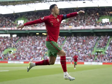 Penyerang Portugal, Cristiano Ronaldo berselebrasi usai mencetak gol ke gawang Swiss pada pertandingan kedua Grup A2 UEFA Nations League di Stadion Jose Alvalade di Lisbon, Senin (6/6/2022). Ronaldo mencetak dua gol dan mengantar Portugal menang telak atas Swiss 4-0. (AP Photo/Armando Franca)