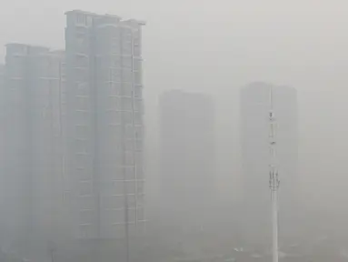 Kabut asap terlihat menutupi udara di Beijing, China, Senin (30/11). Pemerintah setempat mengumumkan keadaan siaga dan menyarankan warga Beijing untuk tetap berada dalam rumah karena kandungan polusi udara yang berbahaya. (CHINA OUT AFP PHOTO)