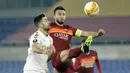 Gelandang AS Roma, Bryan Cristante (kanan) menguasai bola dibayangi striker SC Braga, Andraz Sporar dalam laga leg kedua babak 32 Besar Liga Europa 2020/21 di Olimpico Stadium, Kamis (25/2/2021). AS Roma menang 3-1 atas SC Braga dan lolos ke babak 16 Besar. (AP/Andrew Medichini)