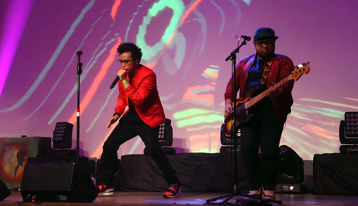 Giring mengakui bahwa proses penggarapan mandek lantaran jadwal manggung yang padat serta banyaknya menciptakan original soundtarck untuk film. Bahkan saking asyiknya disebut band spesialis soundtrack. (Nurwahyunan/Bintang.com)