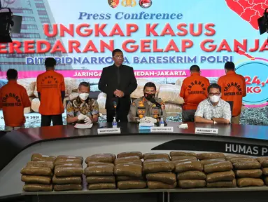 Kabagpenum Divisi Humas Polri Kombes Pol Ahmad Ramadhan (tengah) bersama Wakil Dirtipid Narkoba Bareskrim Polri Kombes Jayadi (kiri) memberikan keterangan pers terkait kasus narkotika di Gedung Divisi Humas Polri, Jakarta, Jumat (26/11/2021). (Liputan6.com/Herman Zakharia)