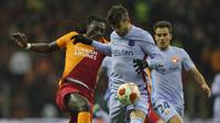 Gelandang Barcelona Pablo Gavira 'Gavi' berebut bola dengan bek Galatasaray Patrick van Aanholt pada leg kedua 16 besar Liga Europa di NEF Stadyumu, Jumat (18/3/2022) dini hari WIB. Hasil Galatasaray vs Barcelona berakhir dengan skor 1-2. (AP Photo)