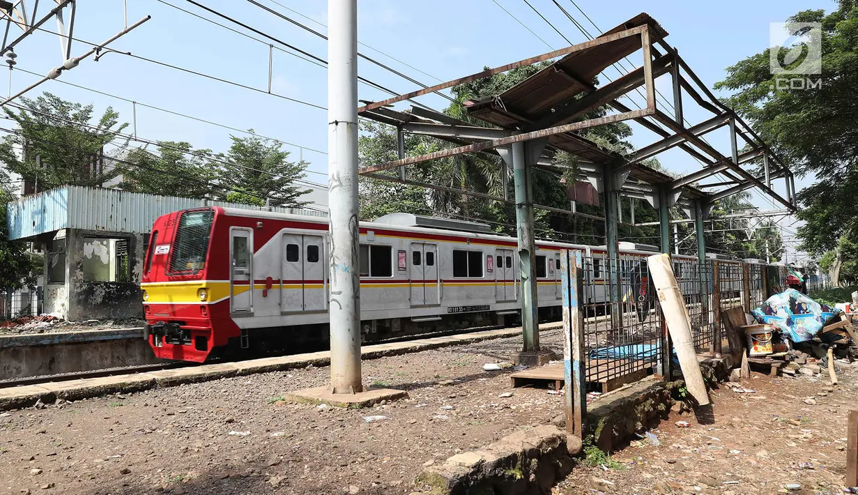 Kereta melintas di Stasiun Mampang, akarta, Senin (9/4). Stasiun yang telah dinonaktifkan pengoperasiannya karena letaknya terlalu dekat dengan Stasiun Manggarai tersebut kini kondisinya terbengkalai serta kumuh. (Liputan6.com/Immanuel Antonius)