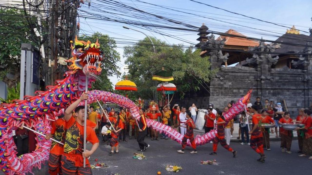 Ratusan Warga Tionghoa Kuta Gelar Ritual Tolak Bala Imlek dengan Akulturasi Budaya Bali