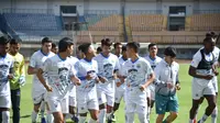 Skuad Persib Bandung saat menjalani latihan di Stadion Gelora Bandung Lautan Api. (Bola.com/Muhammad Faqih)