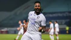 Ekspresi Carlos Fortes usai mencetak brace dan memberi kemenangan 2-1 bagi Arema FC atas Borneo FC. (Bola.com/Bagaskara Lazuardi)