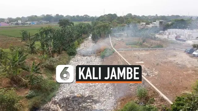 Hamparan sampah kembali memenuhi Kali Jambe Kabupaten Bekasi. Sampah terbawa saat hujen mengguyur wilayah Bekasi beberapa hari lalu. Pemkab Bekasi berencana membersihkan Kali Jambe Sabtu 2 Nopember 2019.