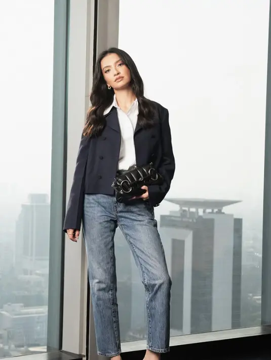 Untuk gaya klasik modern, ia menambahkan blazer pada kemeja basic-nya.  [Foto: Instagram/ Raline Shah]