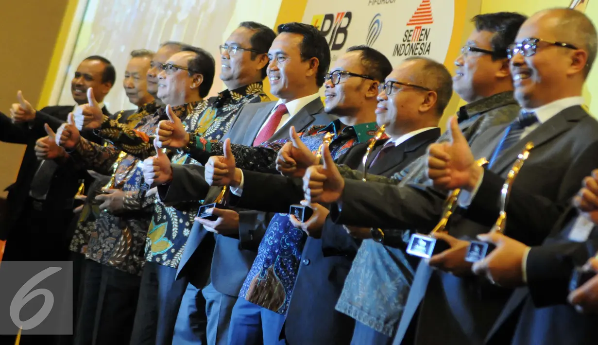 Menaker Hanif Dhakiri bersama sejumlah undangan yang hadir berpose bersama saat acara Indonesia Human Capital Studi 2016 di Jakarta, Kamis (9/8). (Liputan6.com/Helmi Afandi)