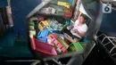 Perajin Uus Saputra (58) menyelesaikan mobil mainan dari limbah kayu bekas di Kelurahan Ciputat, Tangerang Selatan, Banten, Rabu (28/10/2020). Mobil mainan yang menggunakan bahan baku kayu tersebut dijual seharga Rp 50 ribu hingga Rp 250 ribu tergantung ukuran. (merdeka.com/Dwi Narwoko)