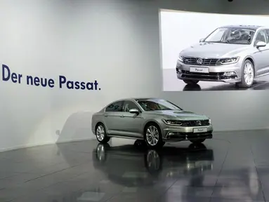 Produsen mobil asal Jerman meluncurkan seri terbaru VW tipe Passat di Potsdam, (3/7/2014). (AFP PHOTO/DPA/Ralf Hirschberger)