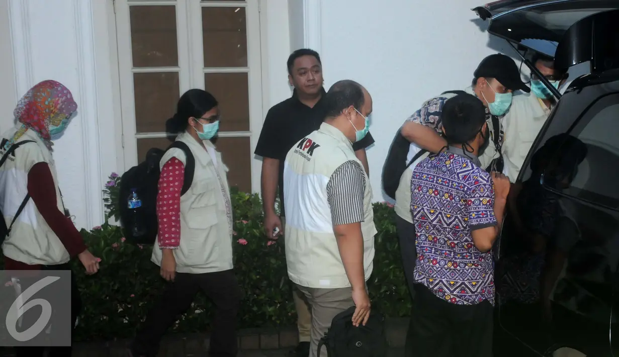 Penyidik KPK menggeledah rumah pribadi Gubernur Sulawesi Tenggara Nur Alam di Kuningan, Jakarta, Selasa (23/8). Penggeledahan ini terkait dugaan korupsi penertiban izin usaha pertambangan (Liputan6.com/Helmi Afandi)