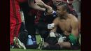 Kiper AC Milan, Dida mendapatkan perawatan dari tim medis setelah sempat terkena lemparan flare yang dilontarkan fans fanatik Inter Milan pada laga leg kedua babak perempatfinal Liga Champions 2004/2005 di San Siro Stadium, Milan (12/4/2005). (AFP/Paco Serinelli)