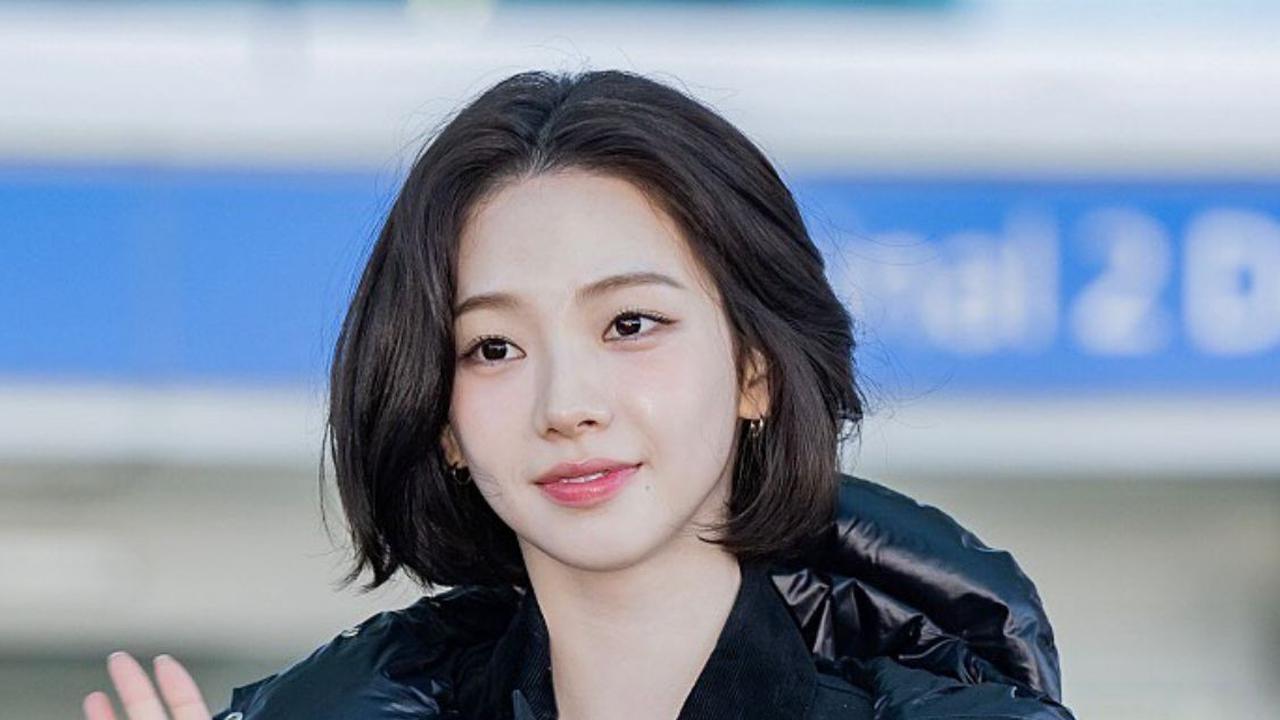 Karina aespa Tampil Fresh dengan Rambut Pendek di Bandara, Siap Hadiri Milan Fashion Week 2025