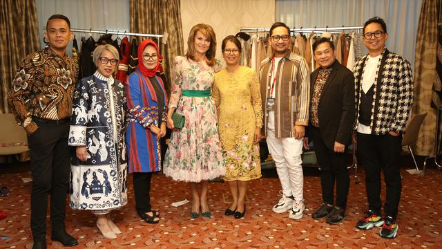 Dubes RI untuk Slowakia, Adiyatwidi Adiwoso, Maria Rehakova, dan para desainer Indonesia berfoto bersama pada perhelatan Slovakia-Indonesia Fashion Day di Bratislava, Slowakia (16/9/2019) (Liputan6.com/KBRI Slowakia)