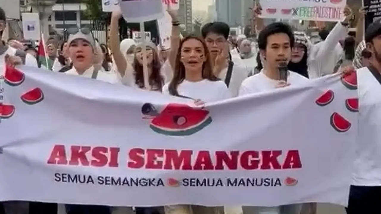 Najwa Shihab membagi-bagikan 1000 potongan buah semangka gratis kepada seluruh peserta Aksi Bela Palestina (Instagram)