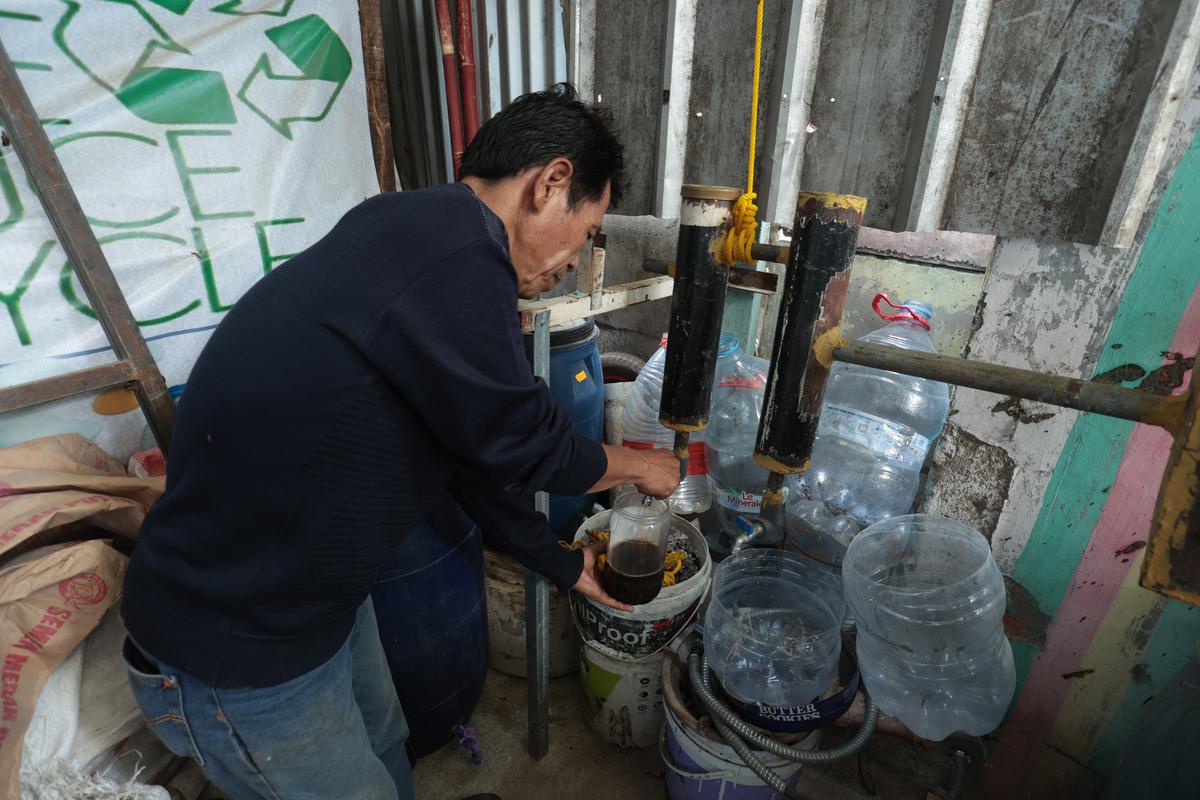 Dari Tumpukan Sampah Plastik Menjadi Bahan Bakar Alternatif