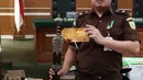 Jaksa Penuntut Umum menunjukkan barang bukti pedang milik bos First Travel di PN Kota Depok, Jawa Barat, Senin (23/4). Sidang lanjutan First Travel tersebut beragendakan pemeriksaan ketiga terdakwa. (Liputan6.com/Herman Zakharia)