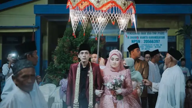 Payung Hias yang Berputar Memayungi Gus Iqdam dan Nila (SS: YT. Gus Iqdam Official)