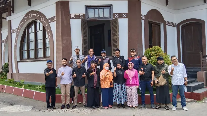 Tim Kajian Ikon Garut, bertugas merumuskan ikon Garut dari berbagai disiplin ilmu dan budaya masyarakat.