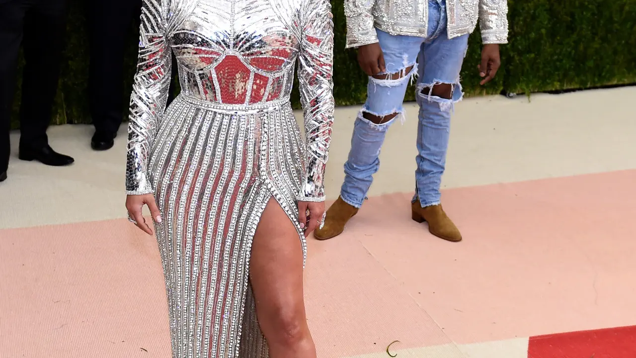 20160502-Selebriti Pamer Kaki Jenjang di Met Gala 2016-New York
