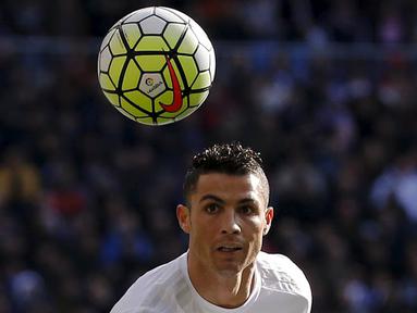 Bintang Real Madrid, Cristiano Ronaldo, mengontrol bola saat laga La Liga Spanyol melawan Atletico Madrid di Stadion Santiago Bernabeu, Spanyol, Sabtu (27/2/2016). (Reuters/Sergio Perez)
