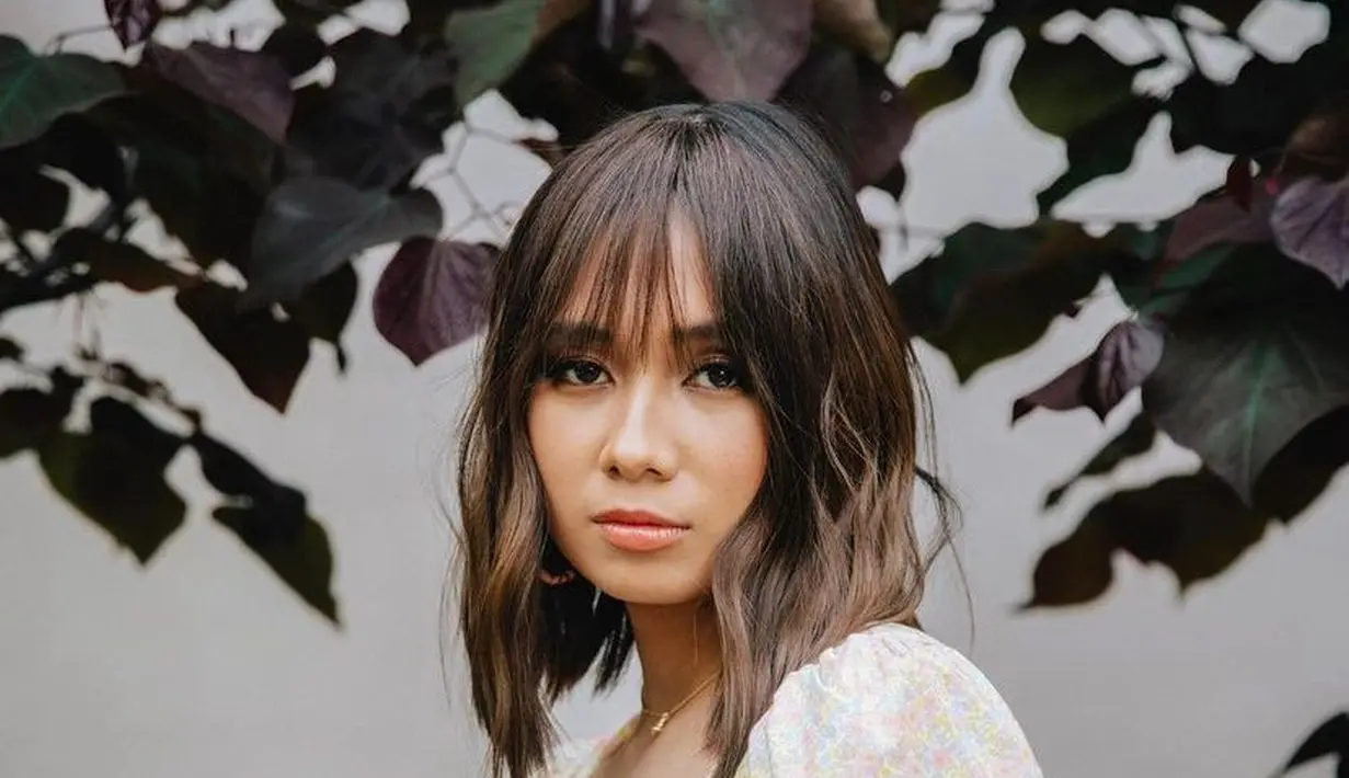 <p>Penyanyi asal Indonesia, Niki juga terlihat manis dengan gaya rambut pendek berponi. Pelantun lagu &ldquo;Lowkey&rdquo; ini tampaknya memilih gaya rambut poni tipis ala cewek Korea. (Instagram/nikizefanya).</p>