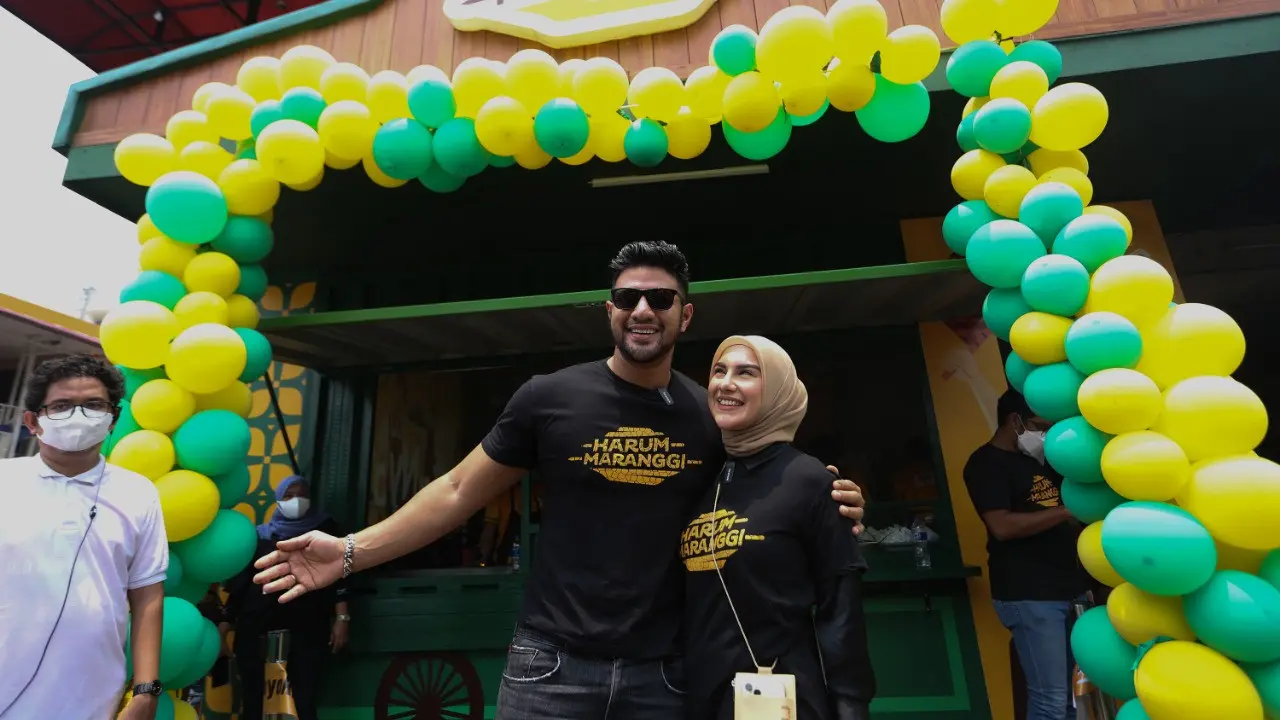 Ammar Zoni dan Irish Bella membuka restoran Sate Maranggi