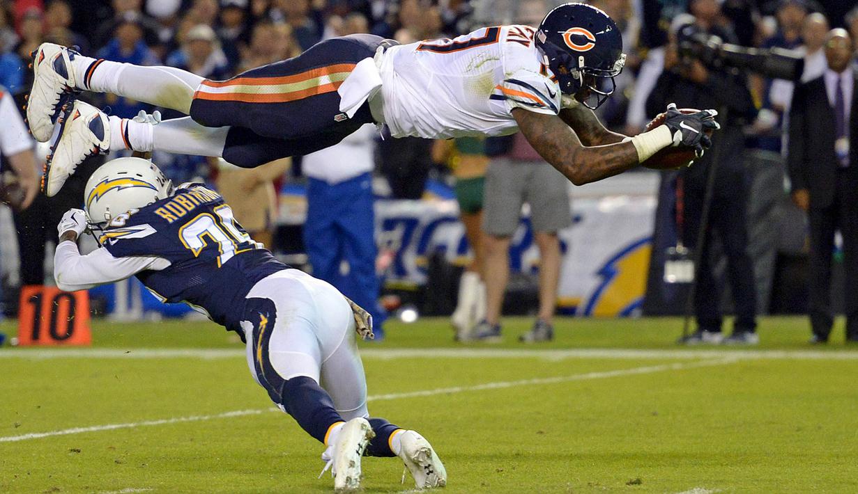 Pemain Rugby Chicago Bears, Alshon Jeffery ditekel pemain rugby San Diego Chargers, Patrick Robinson pada laga NFL di Stadion Qualcomm, USA, Selasa (10/11/2015). (USA Today Sports/Jake Roth)
