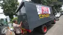 Sebagian logistik program Peduli Garut dari Relawan Pendukung Jokowi dibawa dengan mobil brimob, Jakarta, Rabu (28/9). Rencananya Para Relawan ini akan melaksanakan program Peduli Garut selama tiga hari. (Liputan6.com/Immanuel Antonius) 