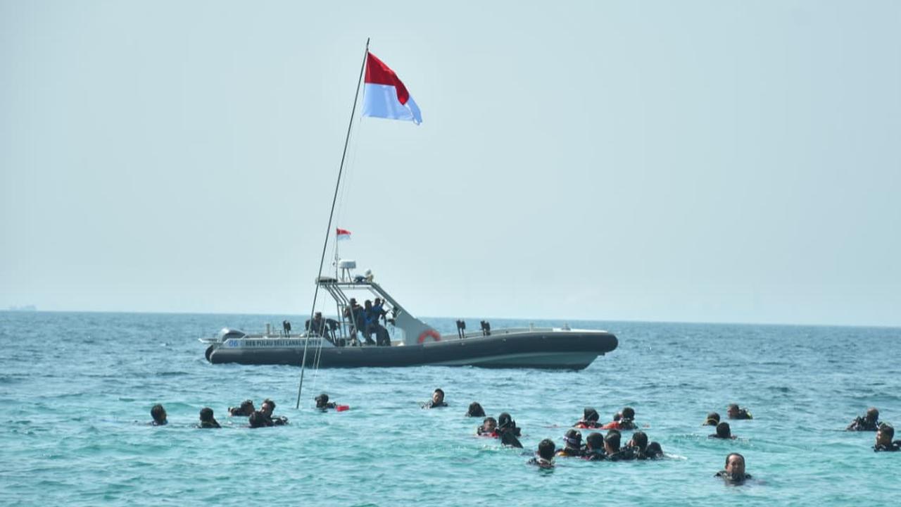 Luar Biasa! TNI AL Kibarkan Bendera Merah Putih dari Dasar Laut Pulau Sangiang
