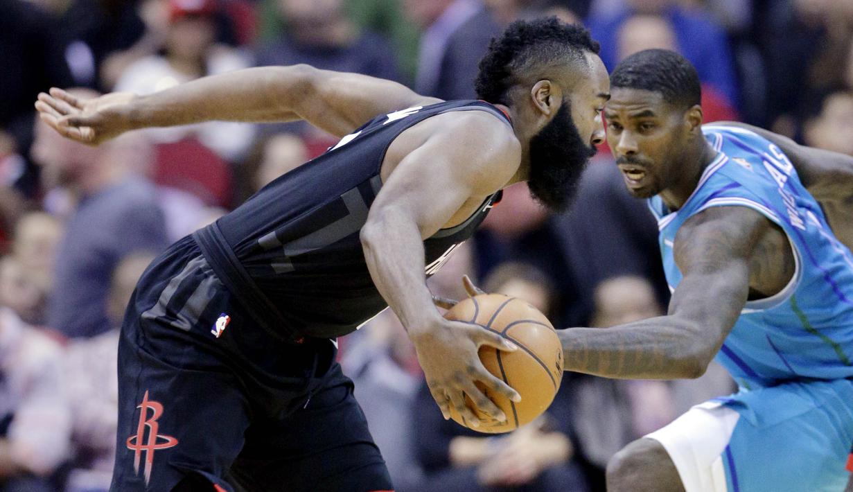 Pebasket Houston Rockets, James Harden, berusaha melewati pebasket Charlotte Hornets, Michael Carter-Williams, pada laga NBA di Stadion Toyota Center, Kamis (14/12/2017). Houston Rockets menang 108-96 atas Charlotte Hornets. (AP/Michael Wyke)