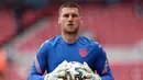 Sam Johnstone. Kiper Inggris berusia 29 tahun ini baru saja didatangkan Crystal Palace untuk mengarungi musim 2022/2023 dengan status bebas transfer usai kontraknya habis bersama West Bromwich Albion yang bermain di Divisi Championship. Ia dikontrak hingga Juni 2026 dan diplot untuk melapis kiper utama The Eagles, Vicente Guaita yang telah dimakan usia. Selama 4 musim berseragam WBA, Sam Johnstone total tampil dalam 167 laga di semua ajang dengan torehan 45 kali clean sheet dan kebobolan 216 gol. (AFP/Pool/Scott Heppell)