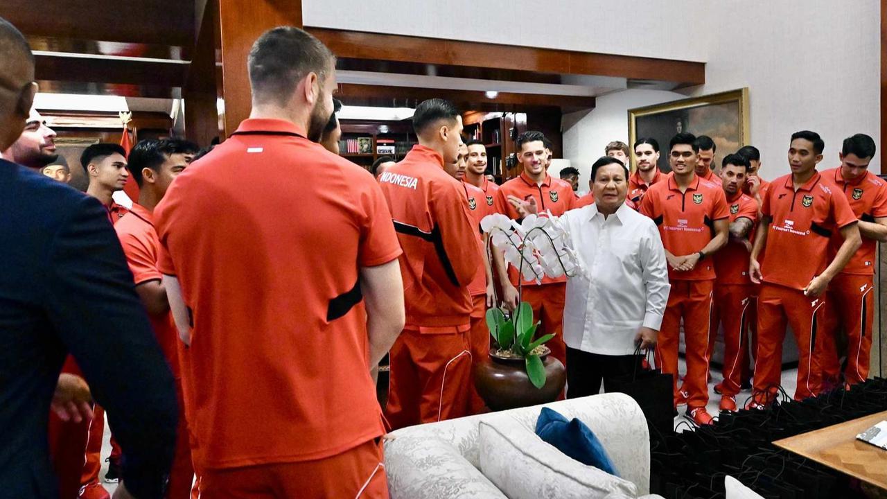 FOTO: Momen Akrab Prabowo Sambut Pemain Timnas di Rumah Kertanegara, Ole Romeny dkk Dapat Hadiah Jam Mewah