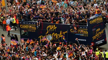 Sejumlah pemain dan staf Barcelona saat merayakan juara Liga Spanyol yang ke-24 diatas bus terbuka di sepanjang jalan Barcelona , Spanyol , 15 Mei 2016. Barcelona memastikan gelar juara setelah menang 3-0 atas Granada. (REUTERS / Albert Gea)