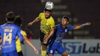 Pemain Barito Putera, Dandi Maulana Abdulhak (kiri) dan pemain PSIS Semarang, Andreas Crismanto Ado berebut bola dalam laga pekan ke-8 BRI Liga 1 2021/2022 di Stadion Sultan Agung, Bantul, Rabu (20/10/2021). (Bola.com/Bagaskara Lazuardi)