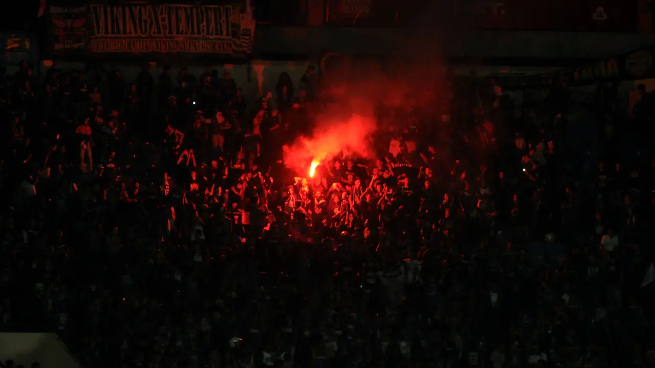 Suporter Persib menyalakan flare usai menyaksikan laga Persib kontra PBFC di lanjutan Turnamen Piala Bhayangkara di Stadion Si Jalak Harupat, Bandung, Minggu (20/3/2016). Persib unggul 1-0 atas PBFC. (Liputan6.com/Helmi Fithriansyah)