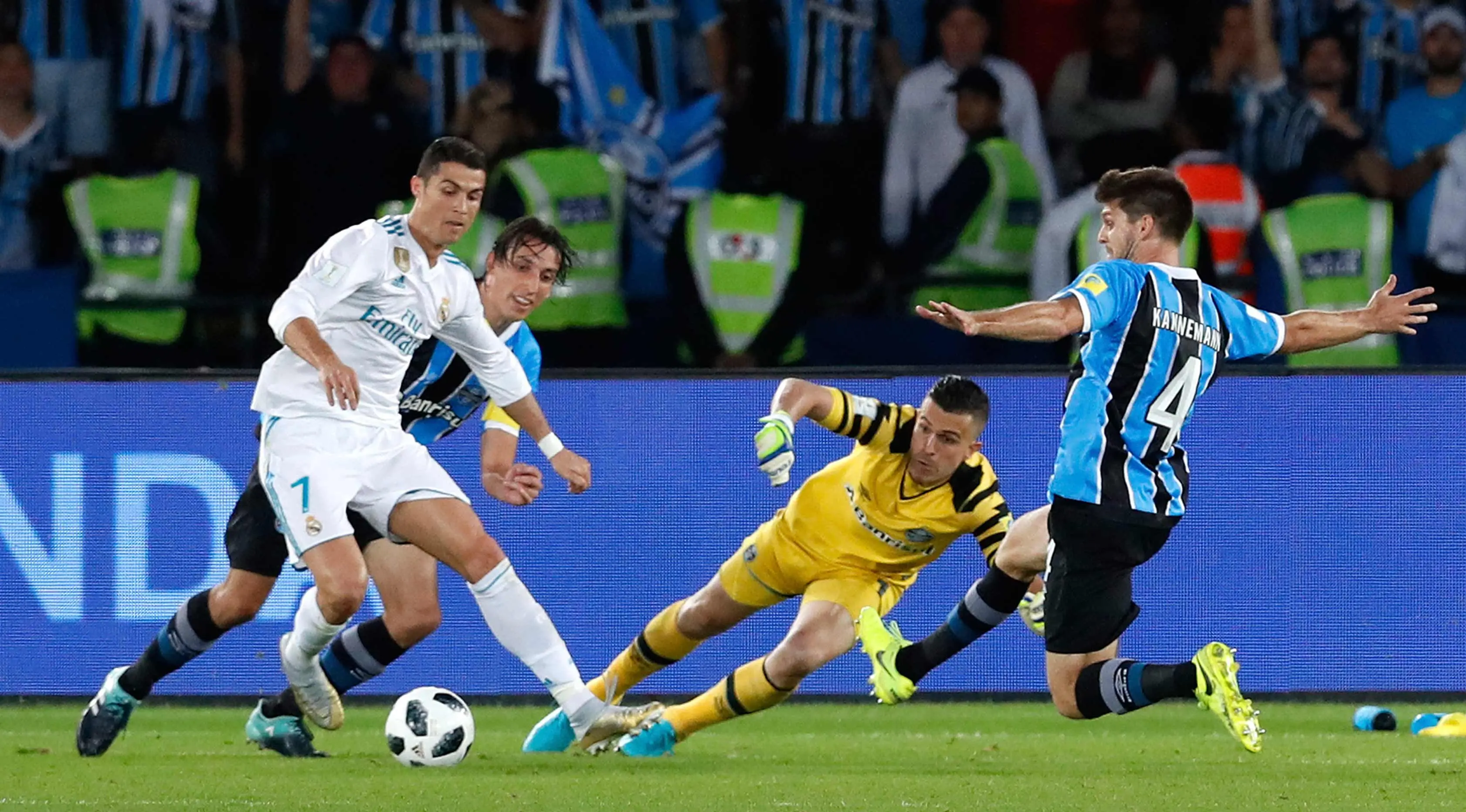 Penyerang Real Madrid, Cristiano Ronaldo berusaha membawa bola melewati tiga pemain Gremio saat bertanding pada pertandingan final Piala Dunia Antarklub 2017 di stadion Zayed Sports City di Abu Dhabi, Uni Emirat Arab, (16/12). (AP Photo / Hassan Ammar)